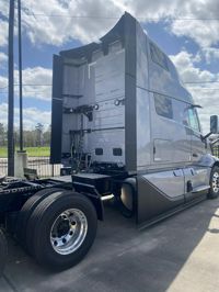 2025 Volvo VNL64T860