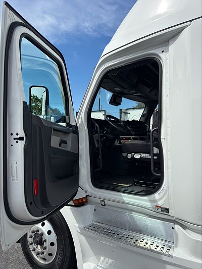 2022 Freightliner CASCADIA 126