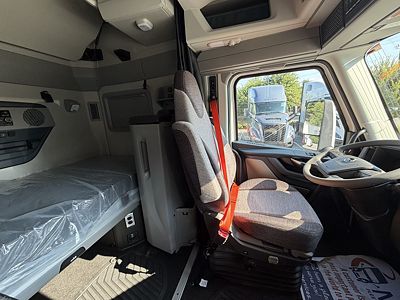 2027 Volvo VNL64T660