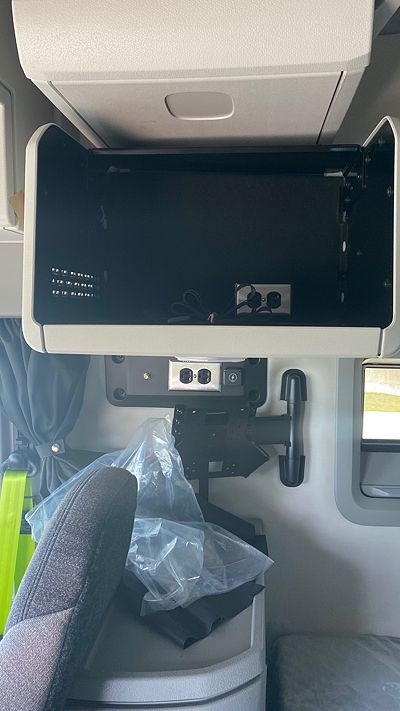 2025 Volvo VNL64T660