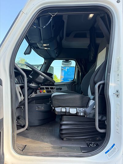 2019 Freightliner CASCADIA 126