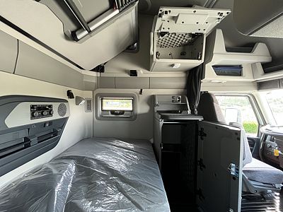 2027 Volvo VNL64T860