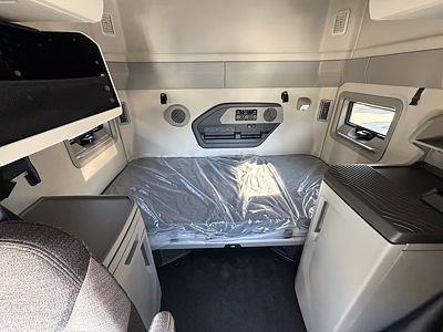 2027 Volvo VNL64T840
