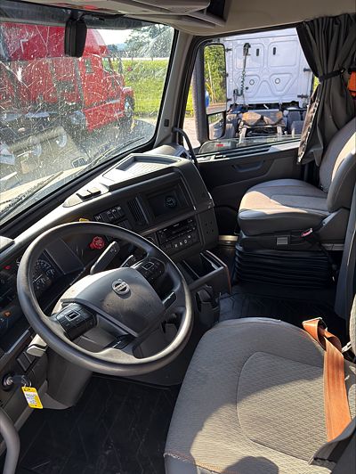 2023 Volvo VNL64T760