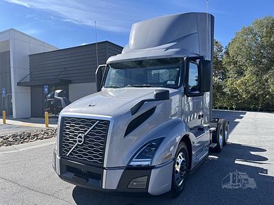 2025 Volvo VNL64T300
