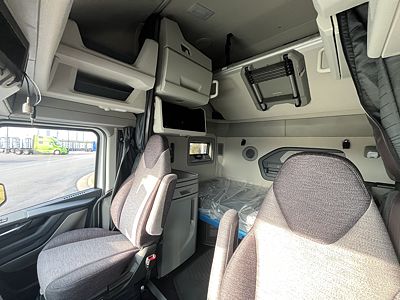2027 Volvo VNL64T860