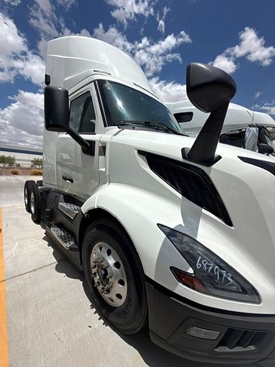 2025 Volvo VNL64T