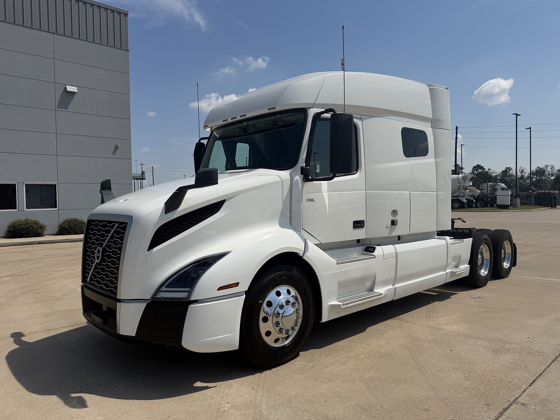 2023 Volvo VNL64T740