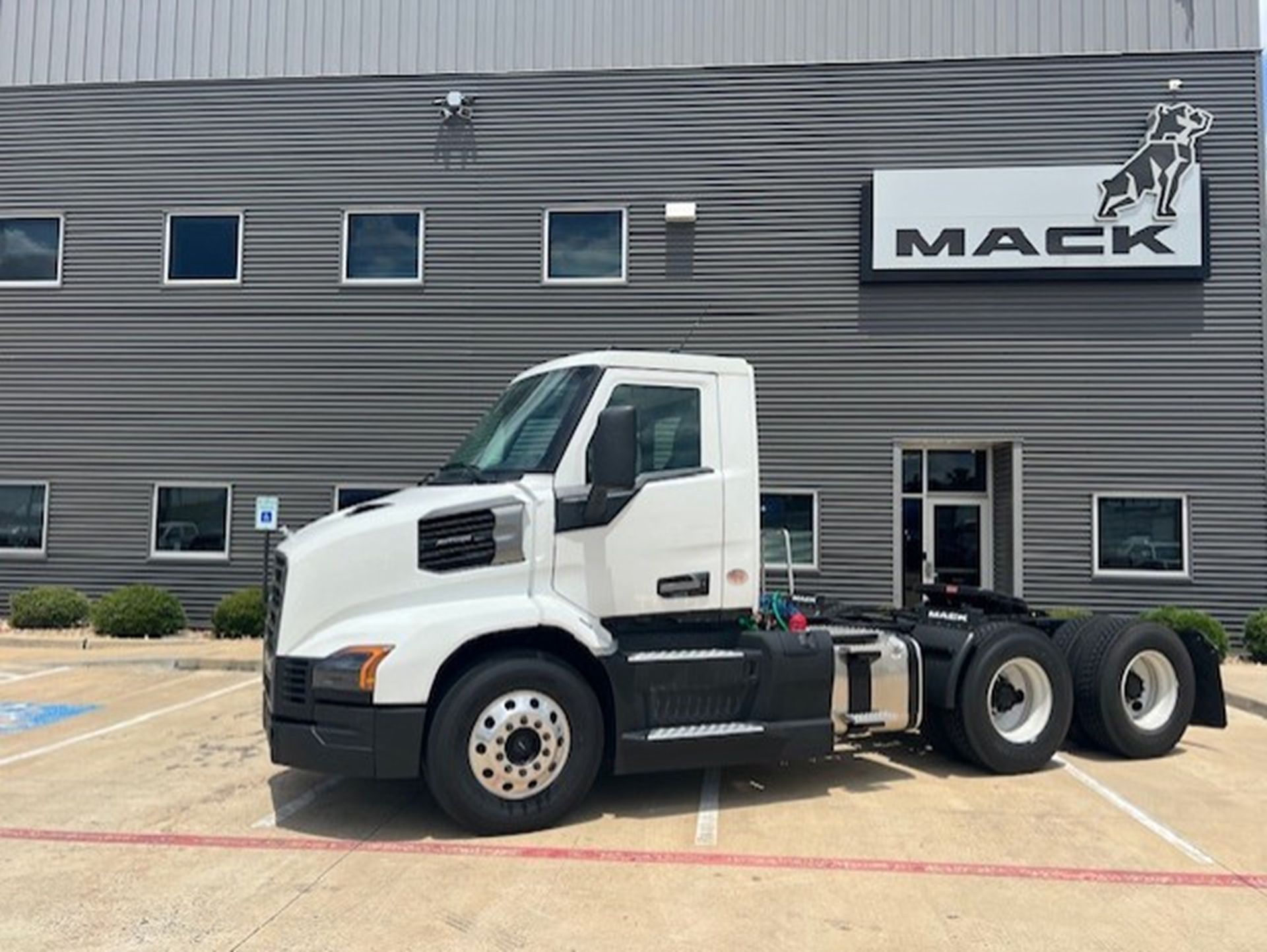 2027 Mack AN64TV04