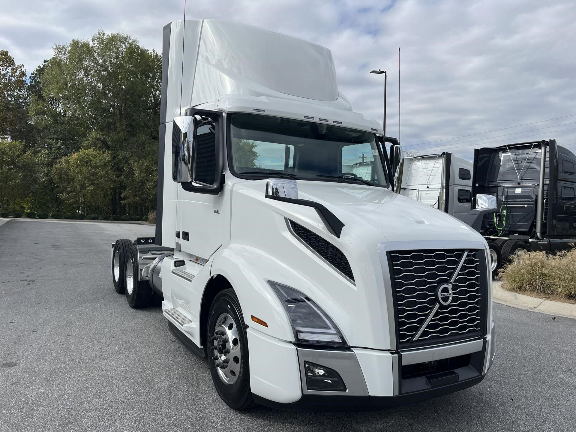 2025 Volvo VNL64T300