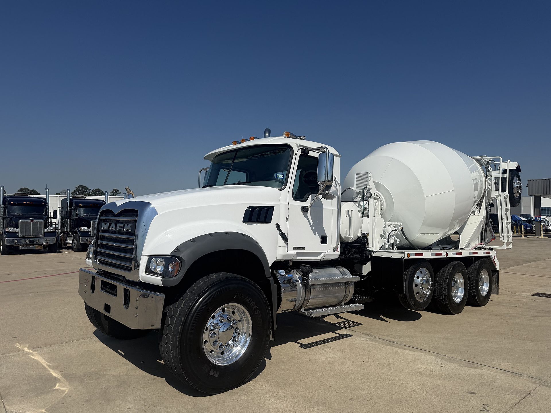 2021 Mack GR64F