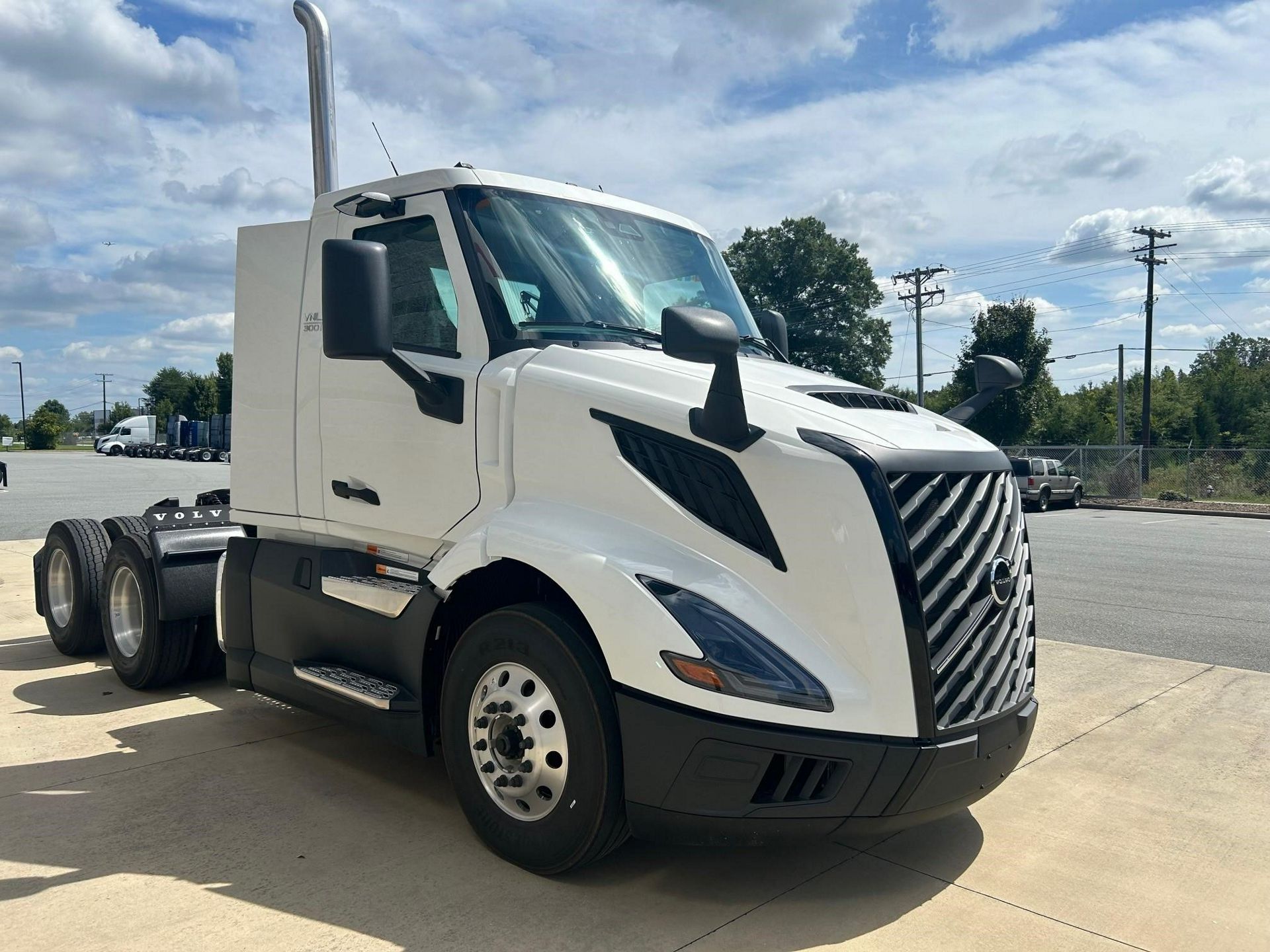 2025 Volvo VNL64T300