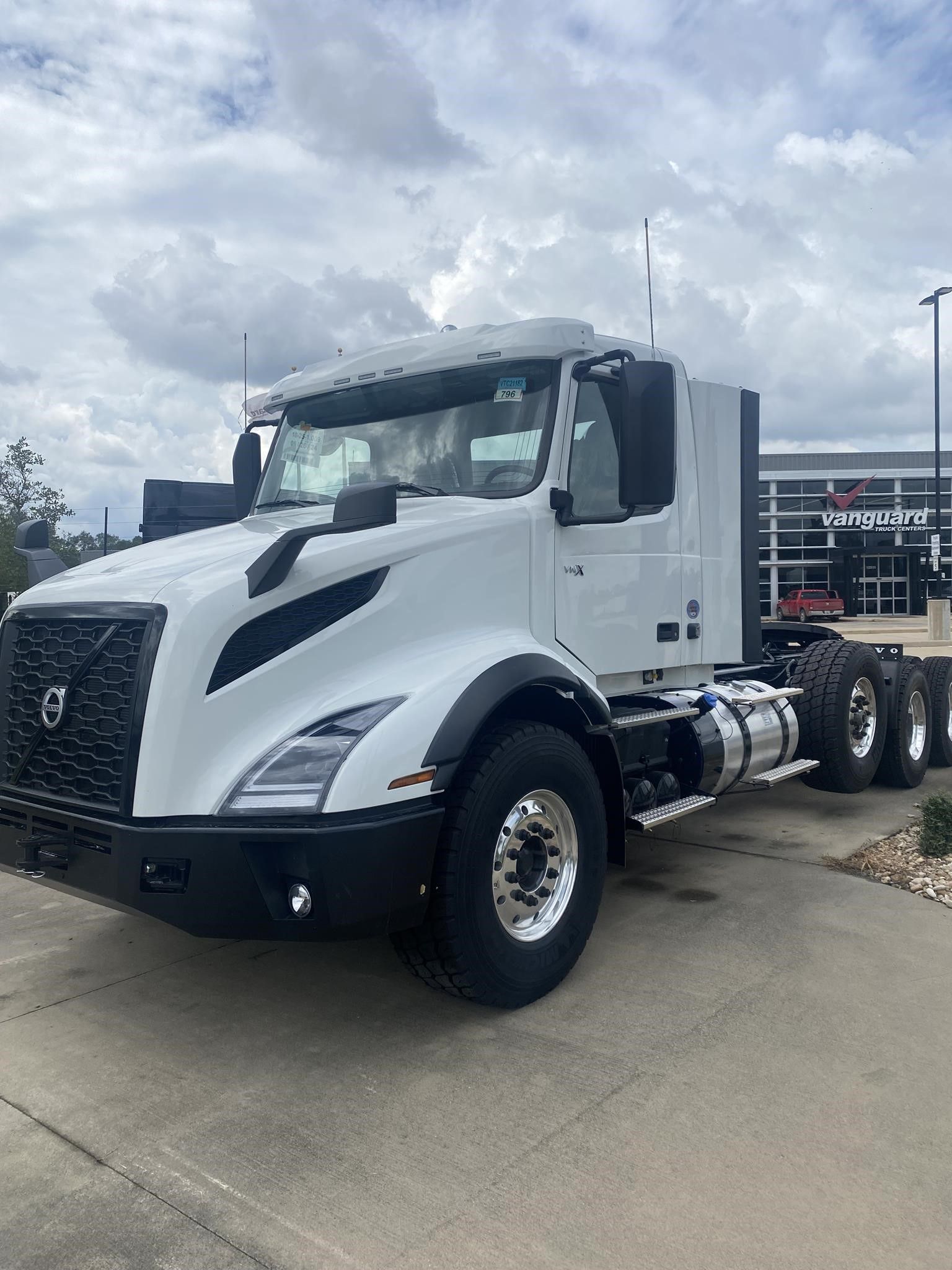 2025 Volvo VNX84T300