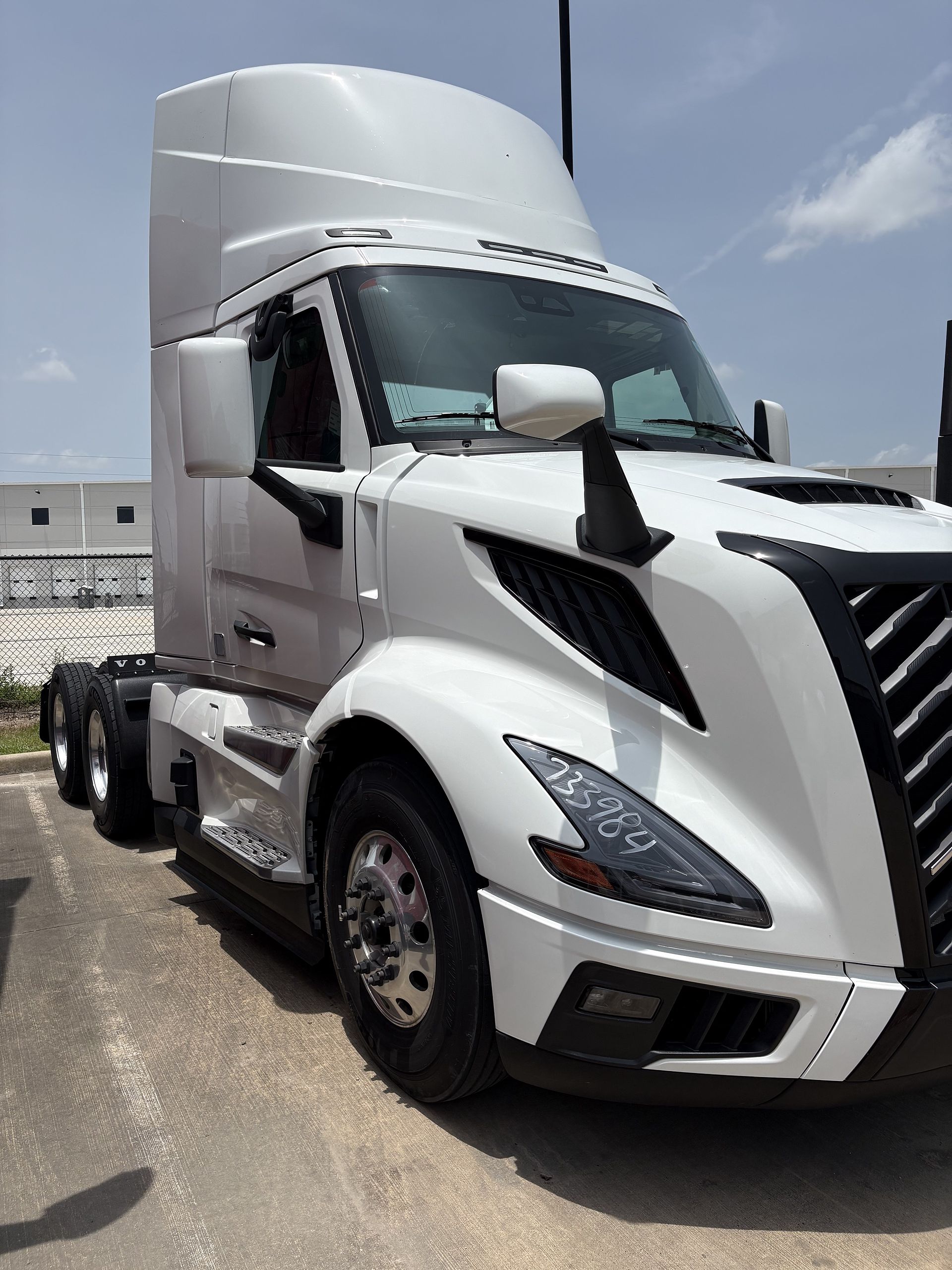 2027 Volvo VNL64T300