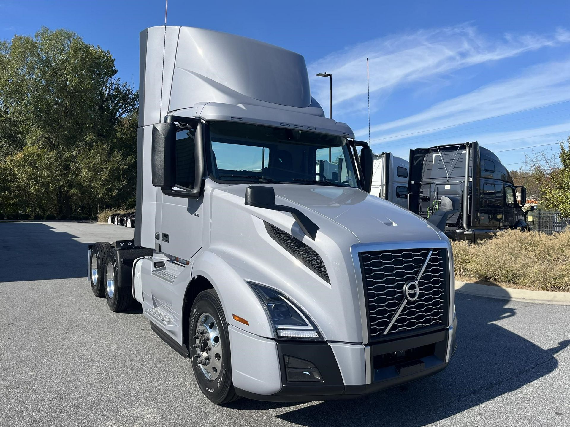 2025 Volvo VNL64T300