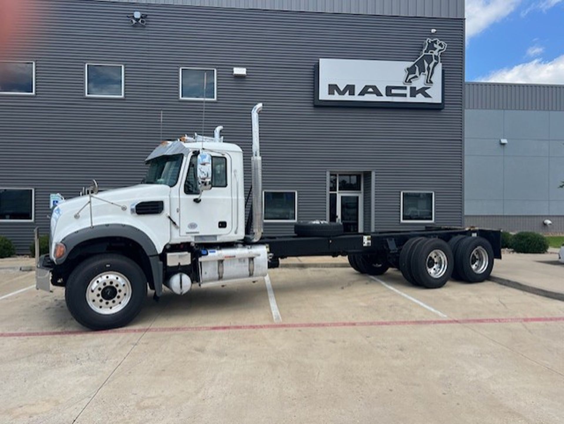 2027 Mack GR64F
