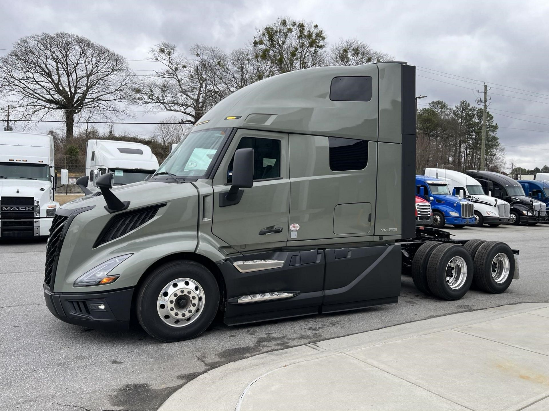 2025 Volvo VNL64T660