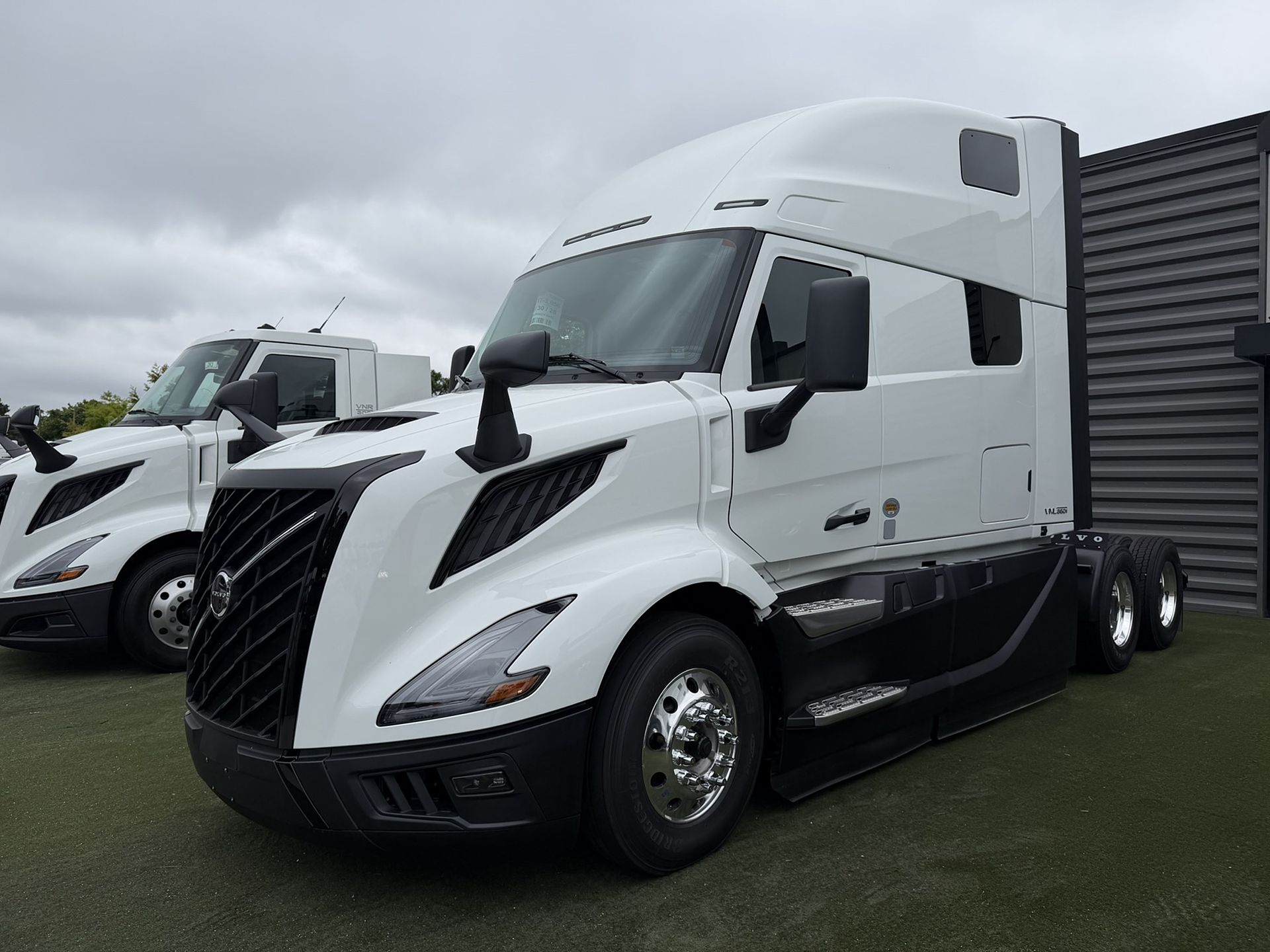 2027 Volvo VNL64T860