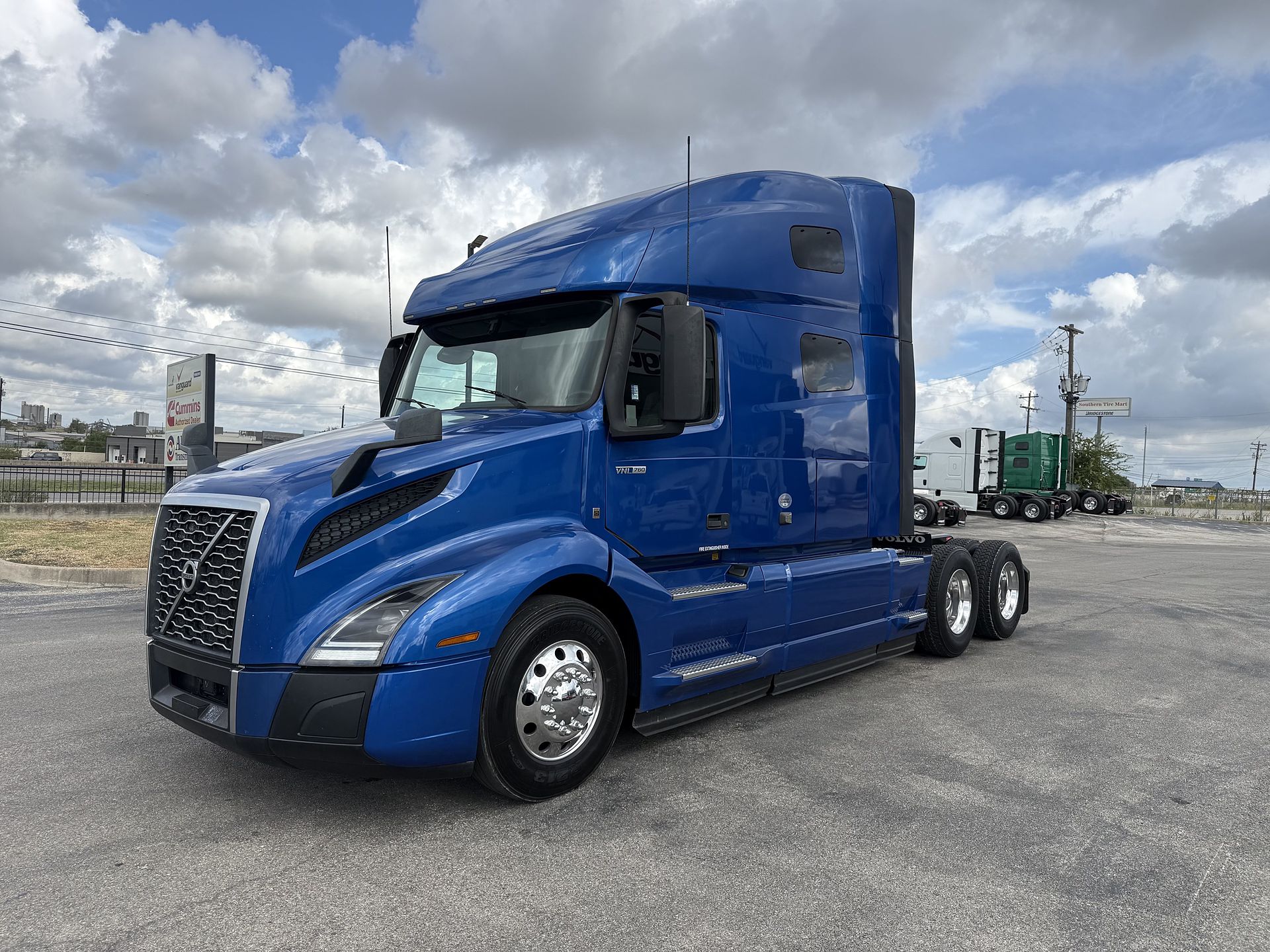 2022 Volvo VNL64T760