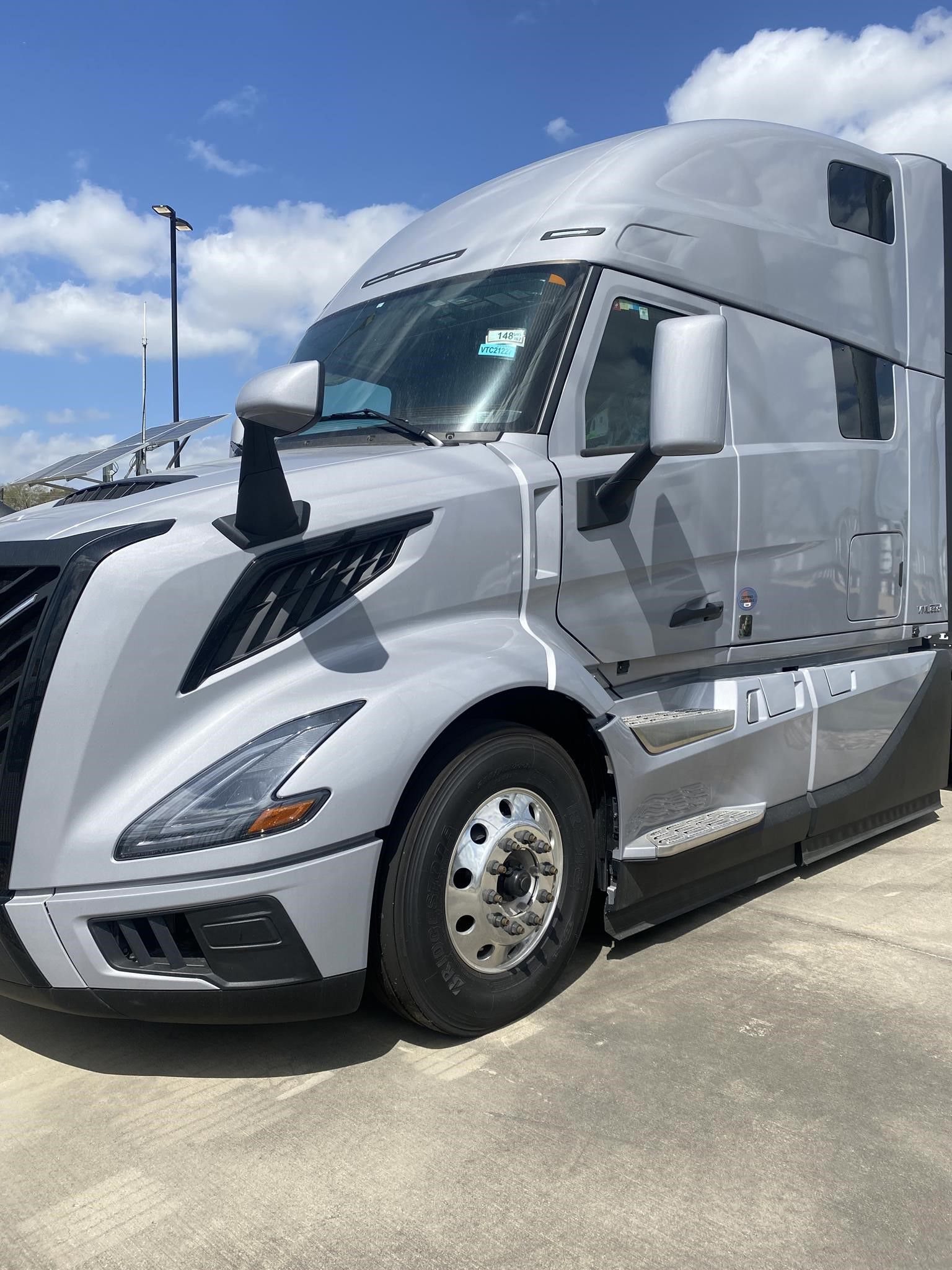 2025 Volvo VNL64T860