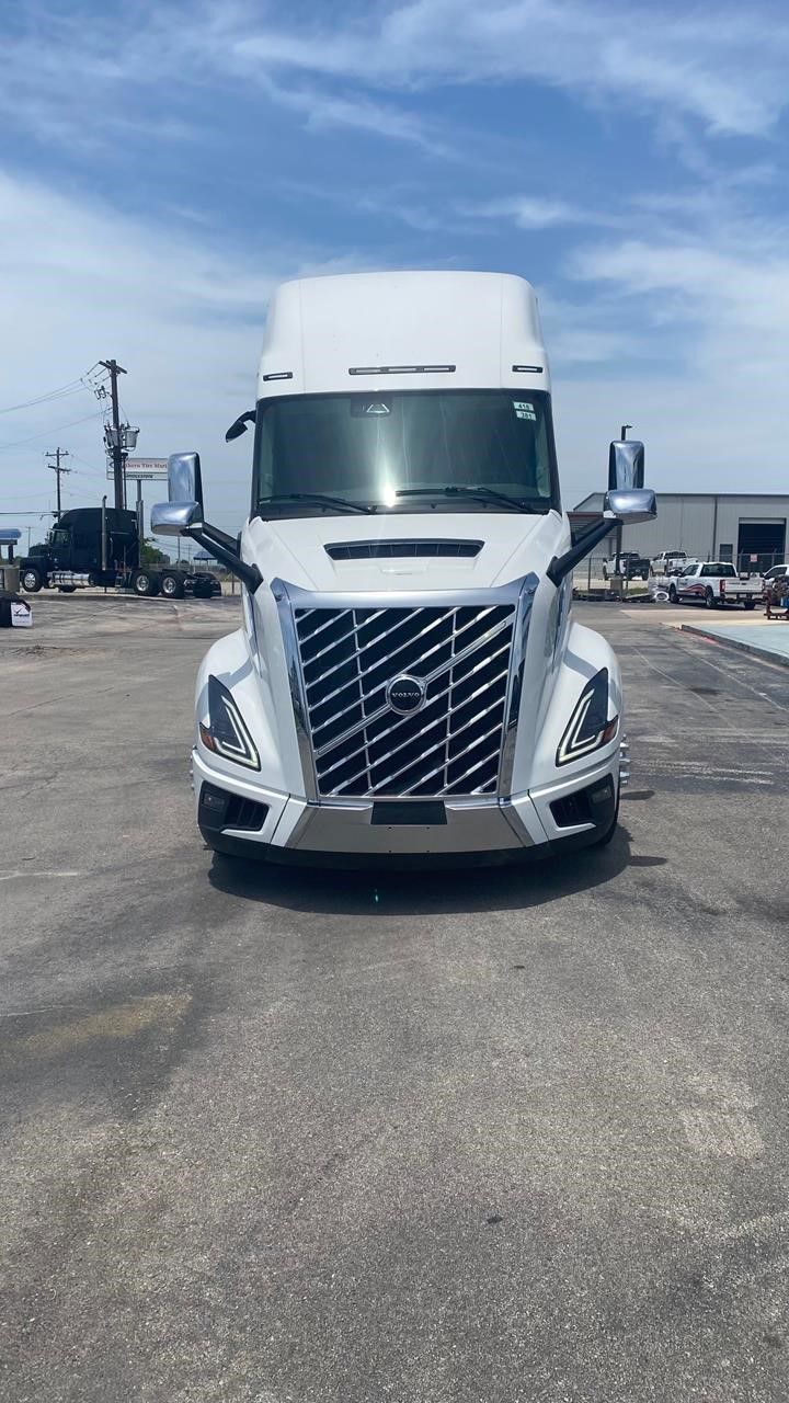 2025 Volvo VNL64T860