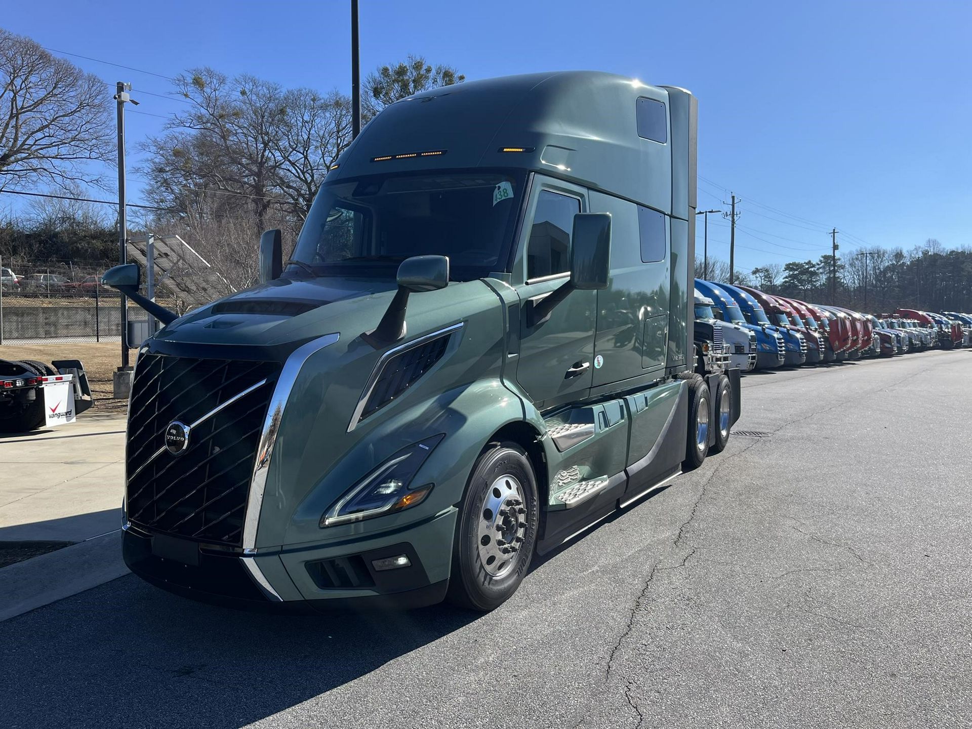 2025 Volvo VNL64T660
