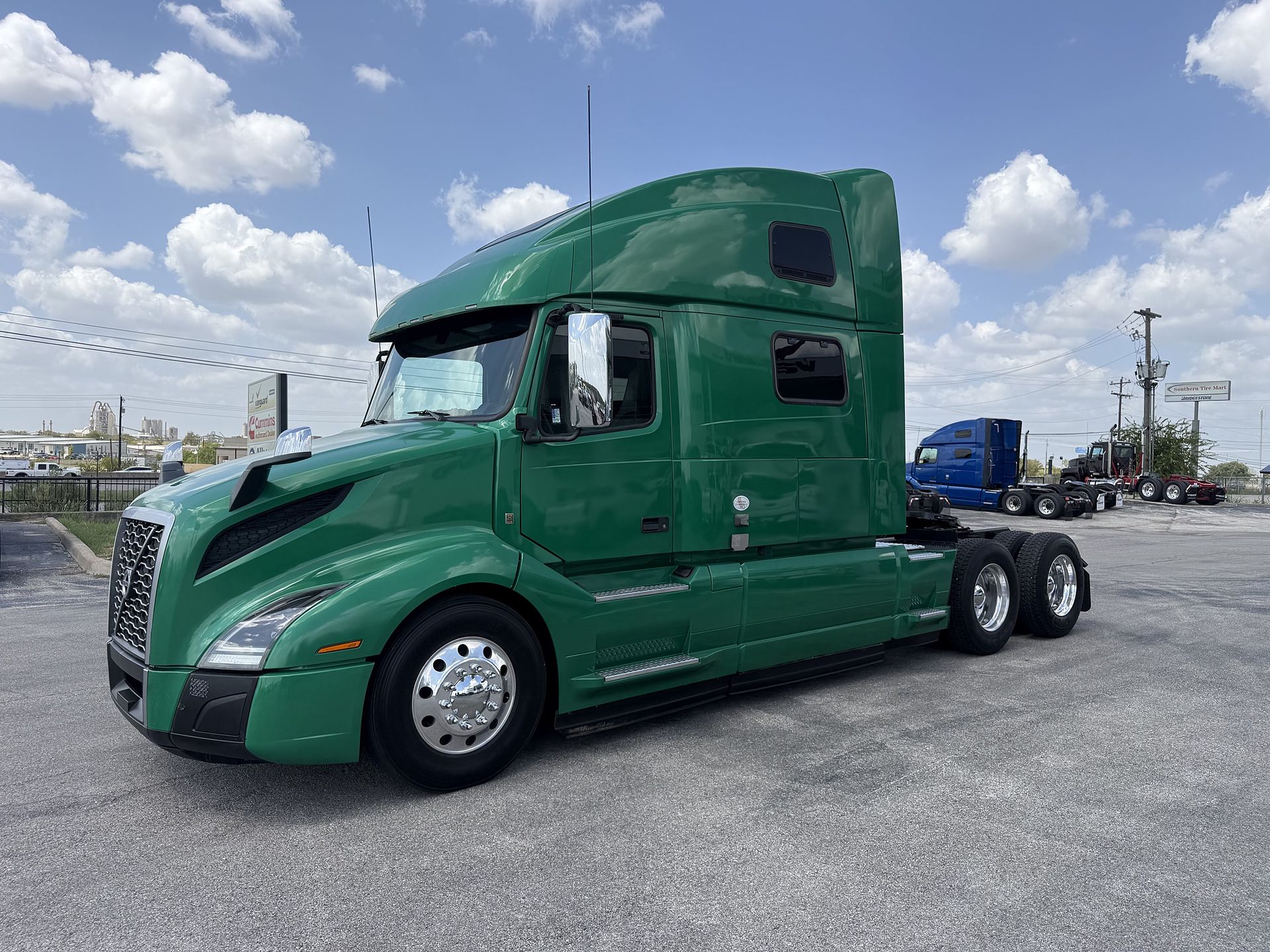 2022 Volvo VNL64T760