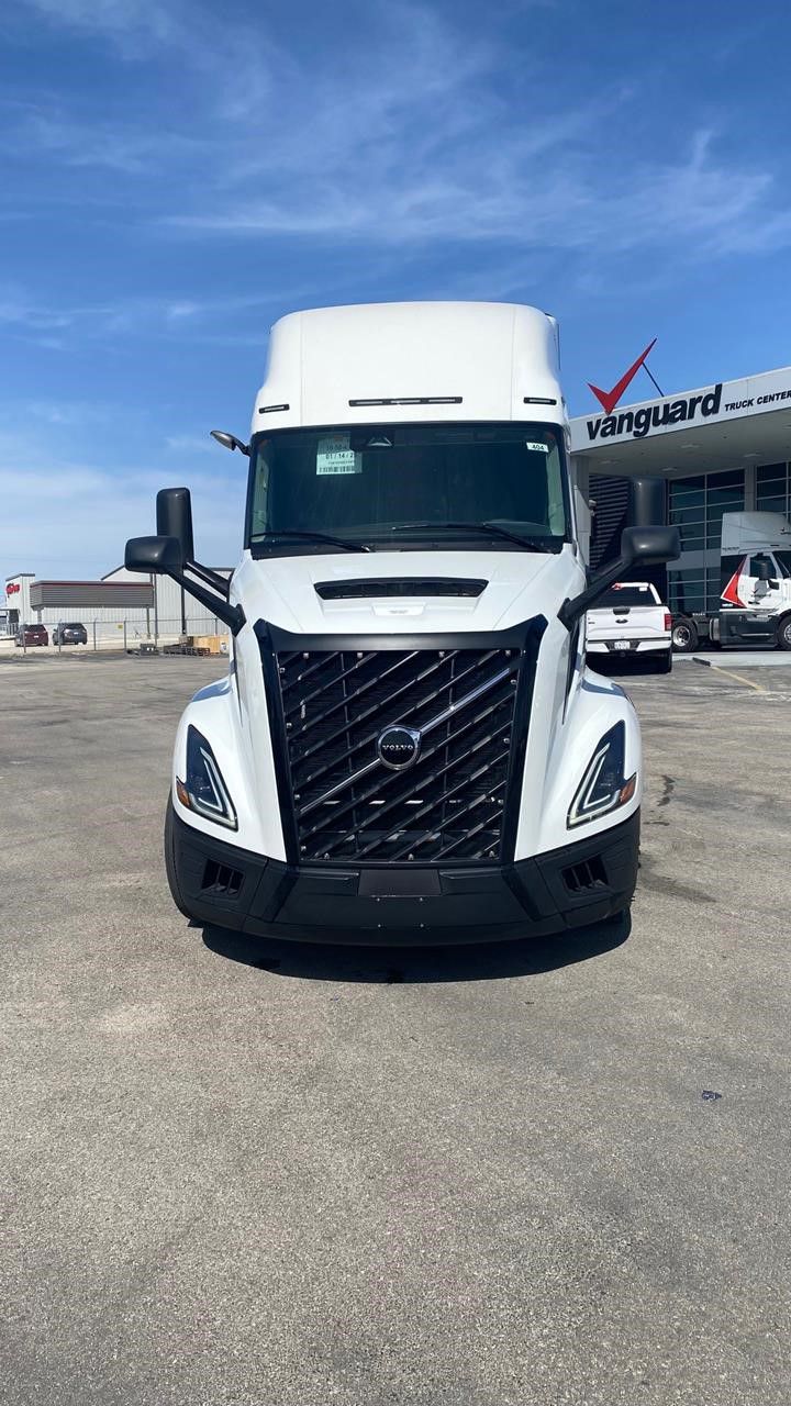 2025 Volvo VNL64T660