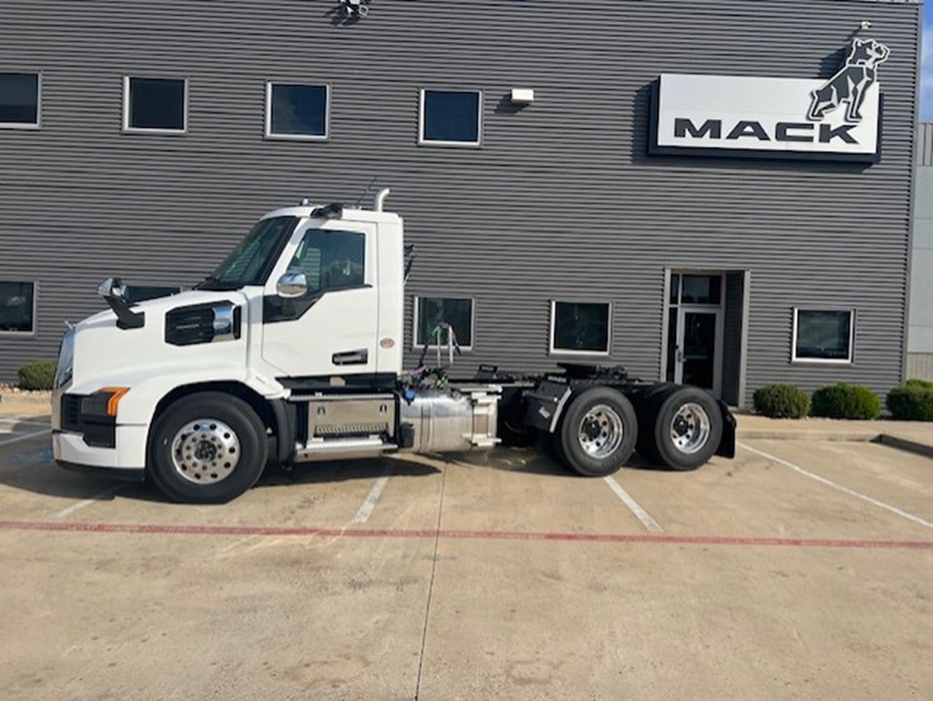 2027 Mack PR64TV04