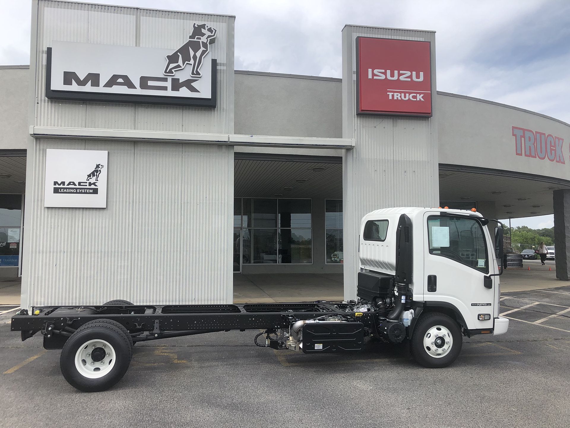 2024 Isuzu NPR HD