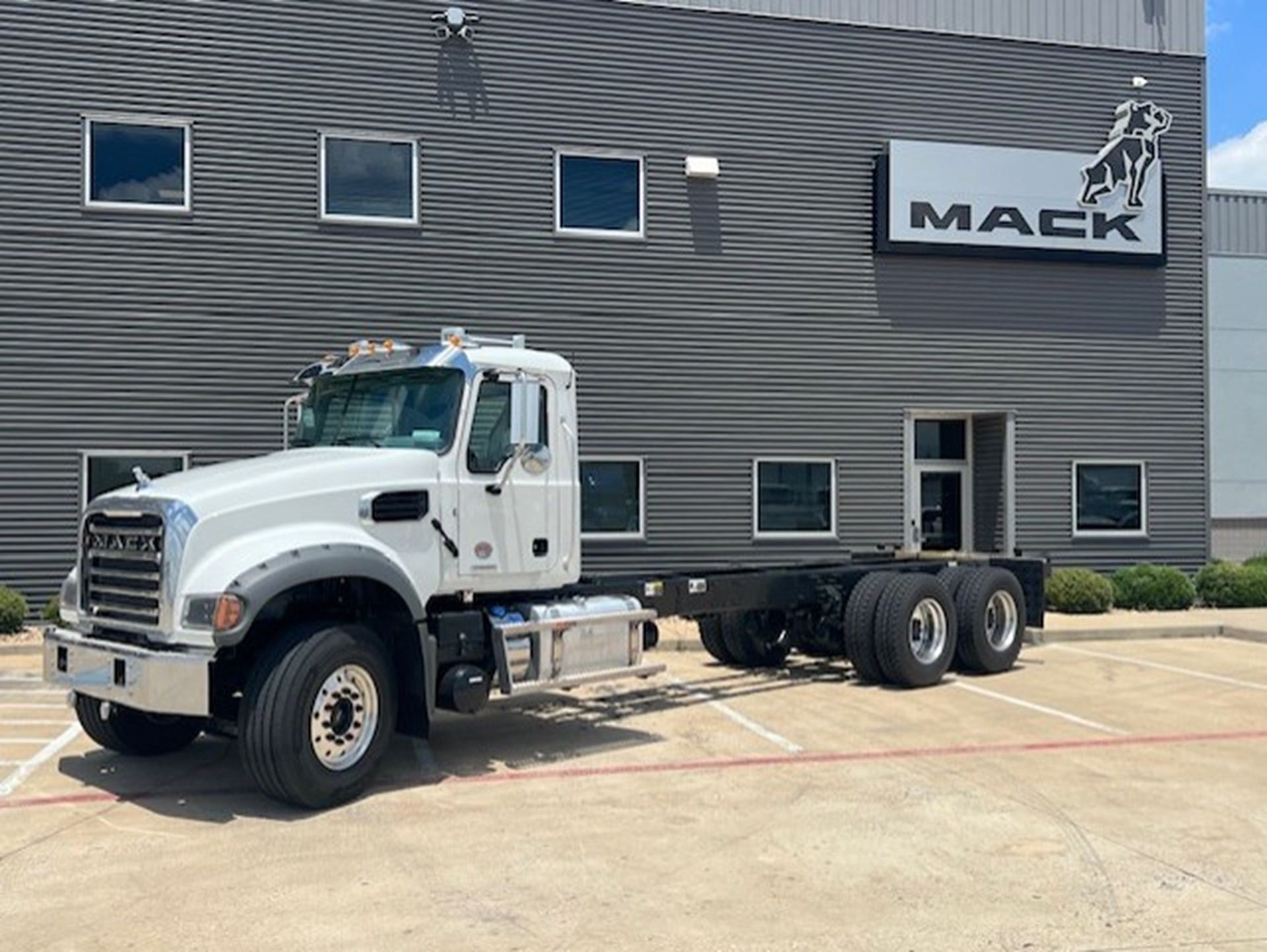 2027 Mack GR64F