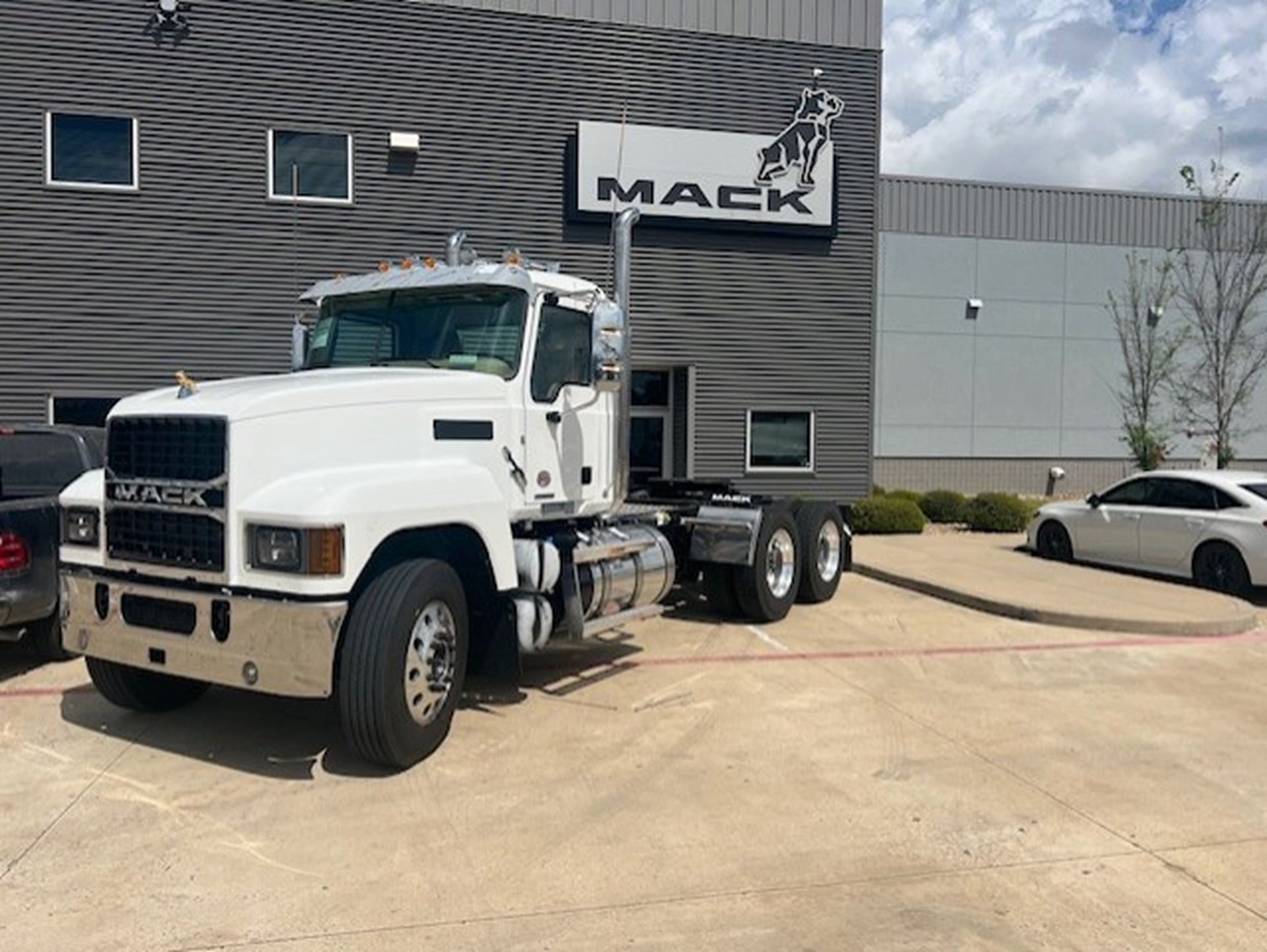 2027 Mack PINNACLE 64T