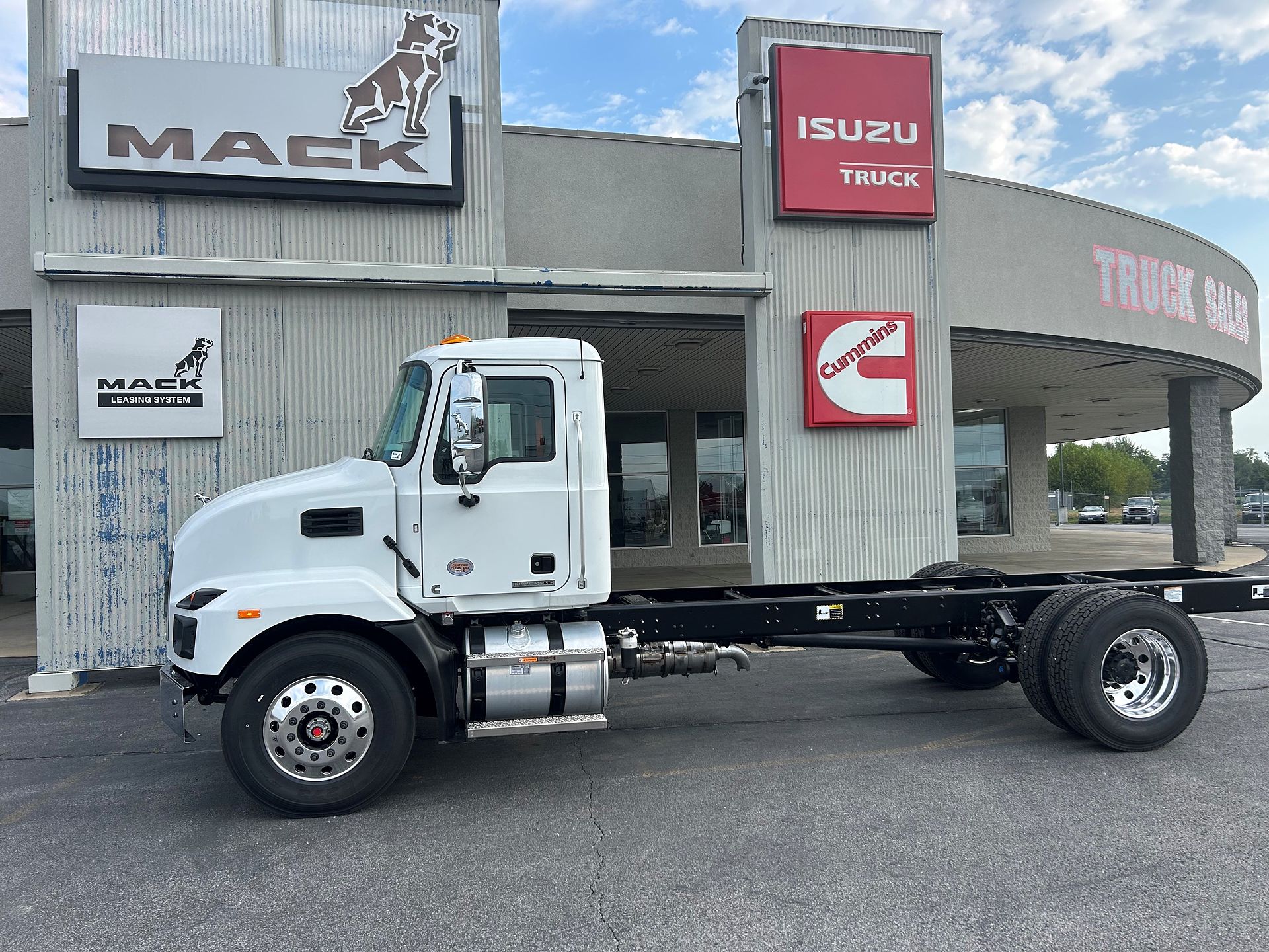 2027 Mack MD742