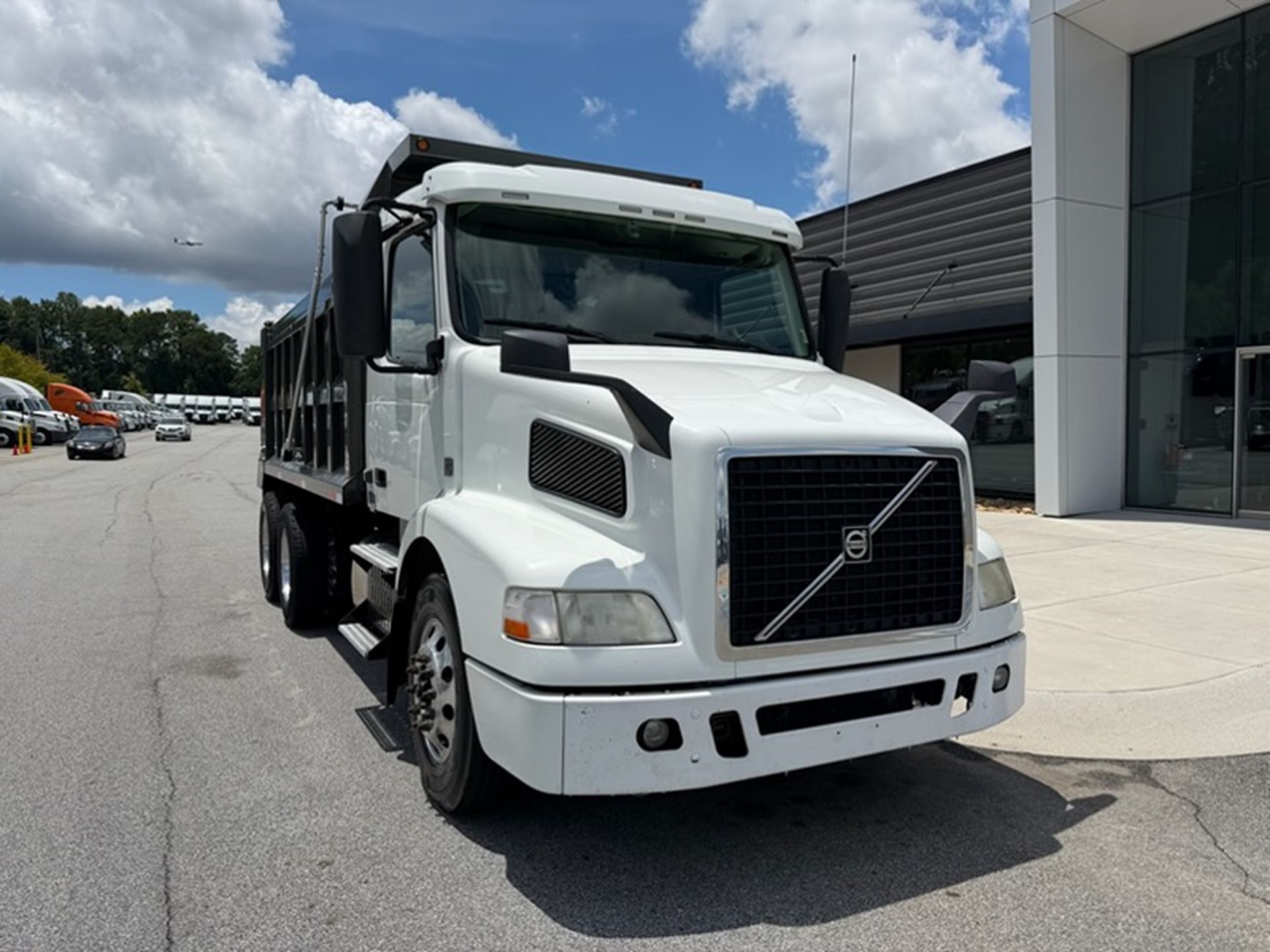 2017 Volvo VNM64T200