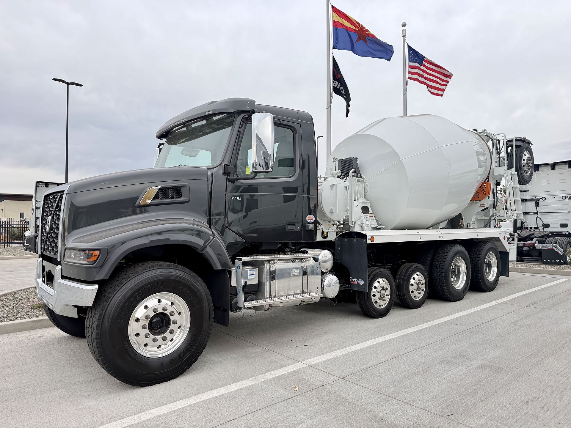 2025 Volvo VHD64F300