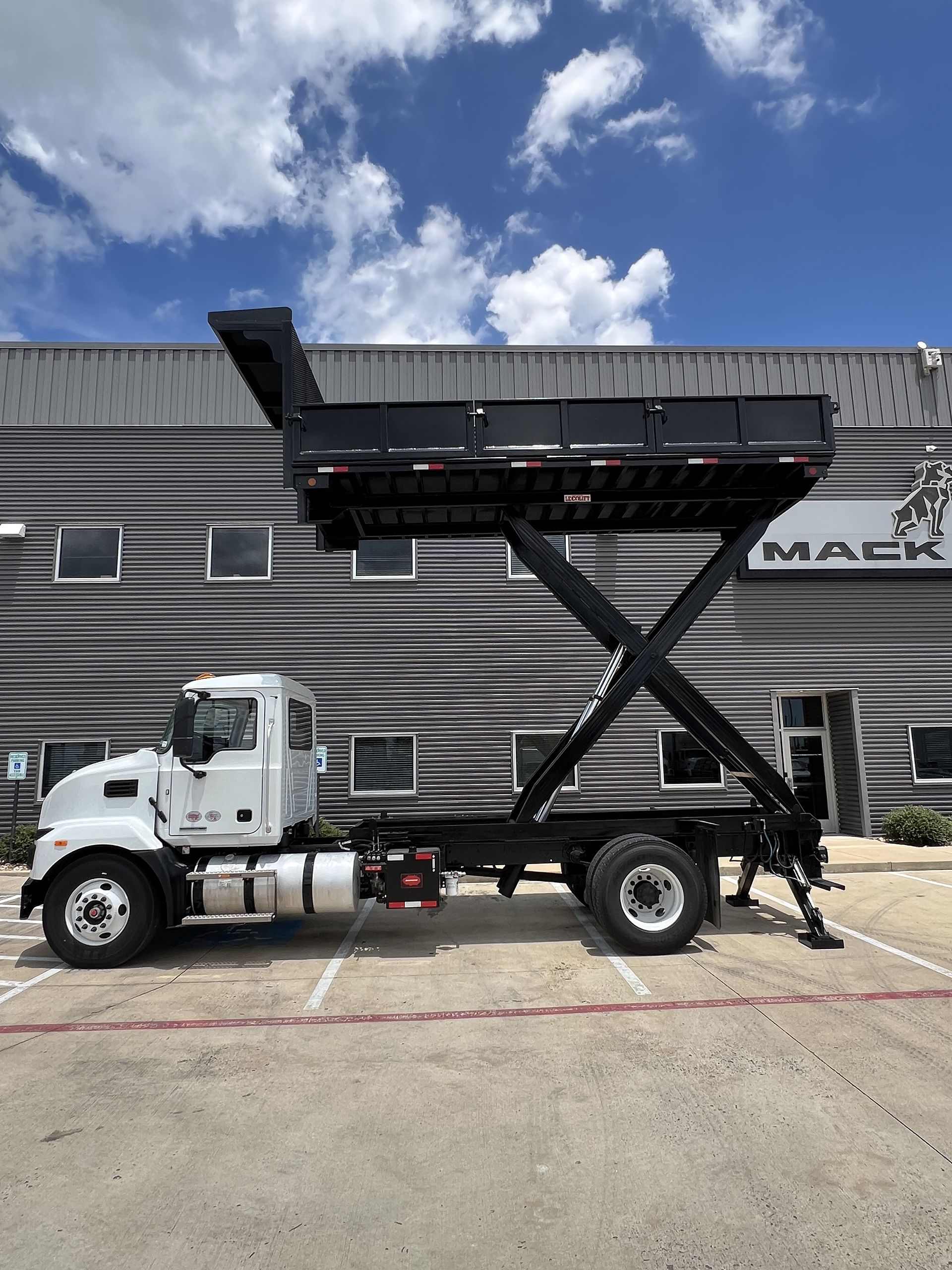 2025 Mack MD642