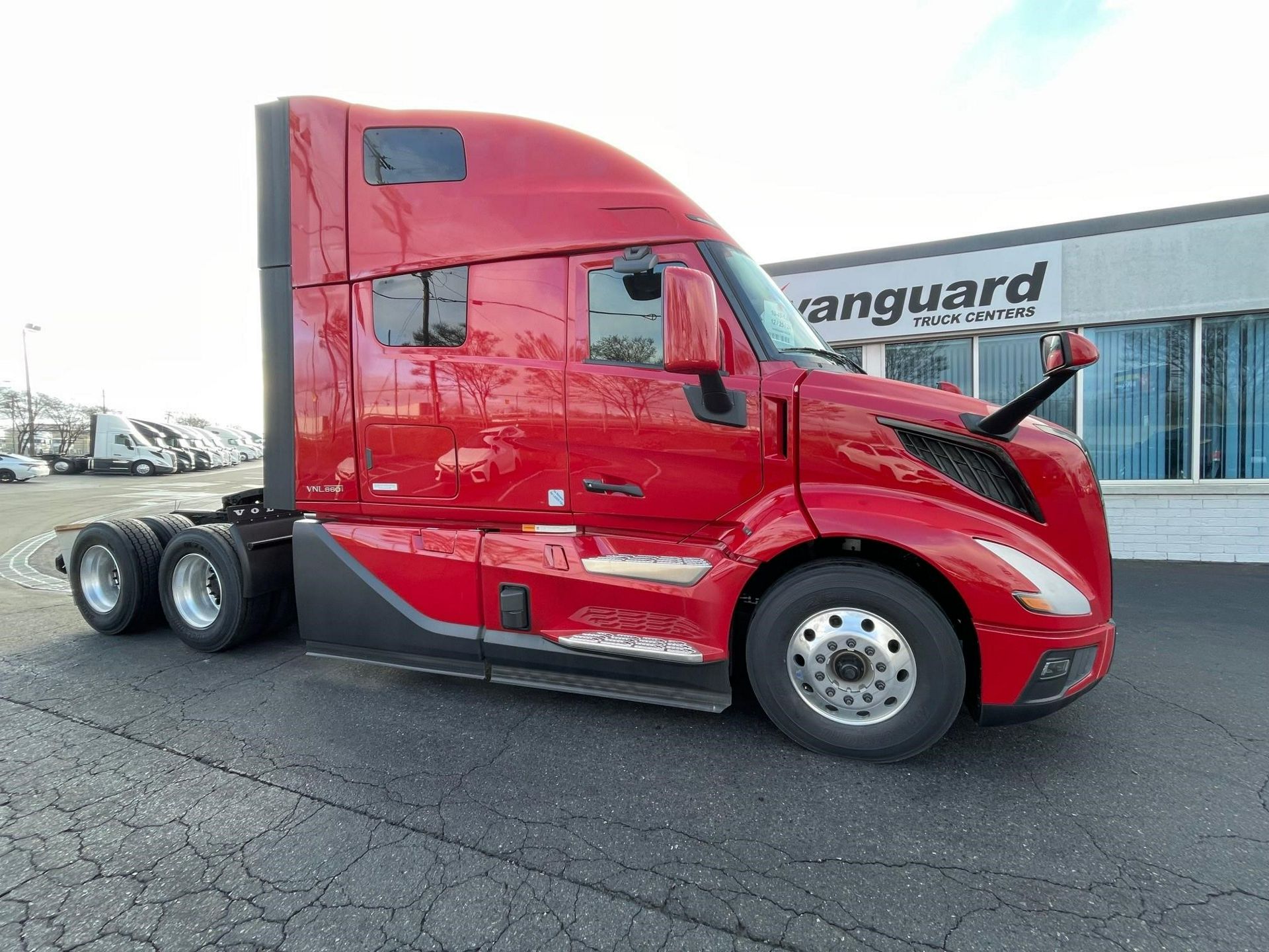 2025 Volvo VNL64T660
