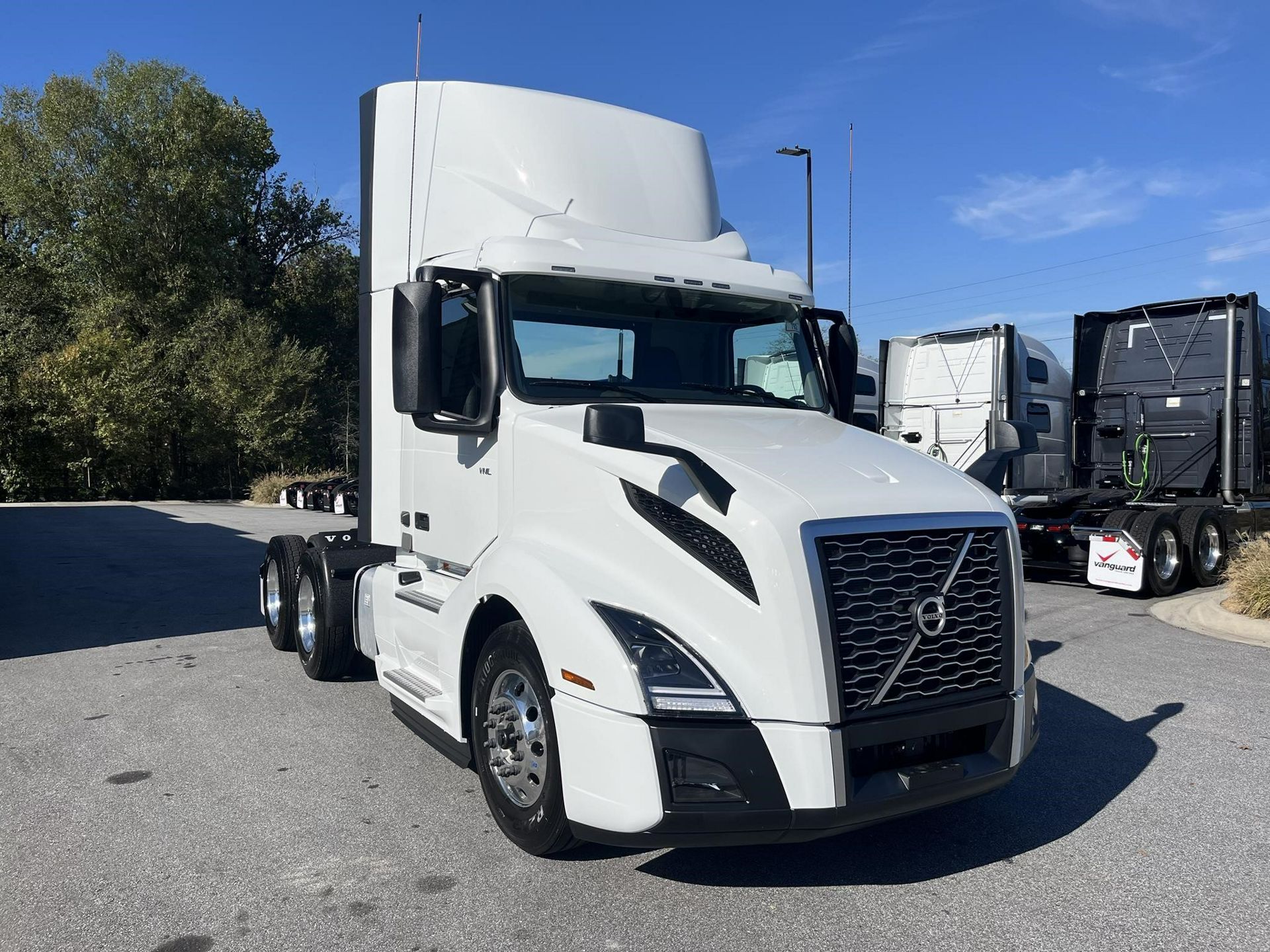 2025 Volvo VNL64T300