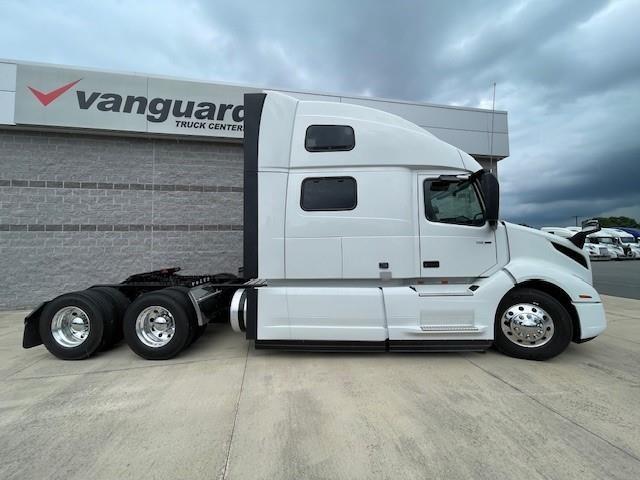 2025 Volvo VNL64T860