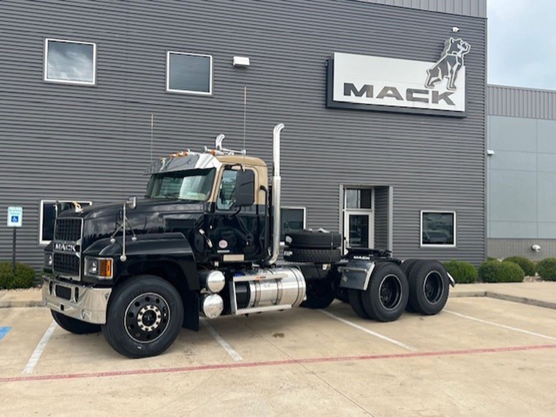 2027 Mack PINNACLE 64T