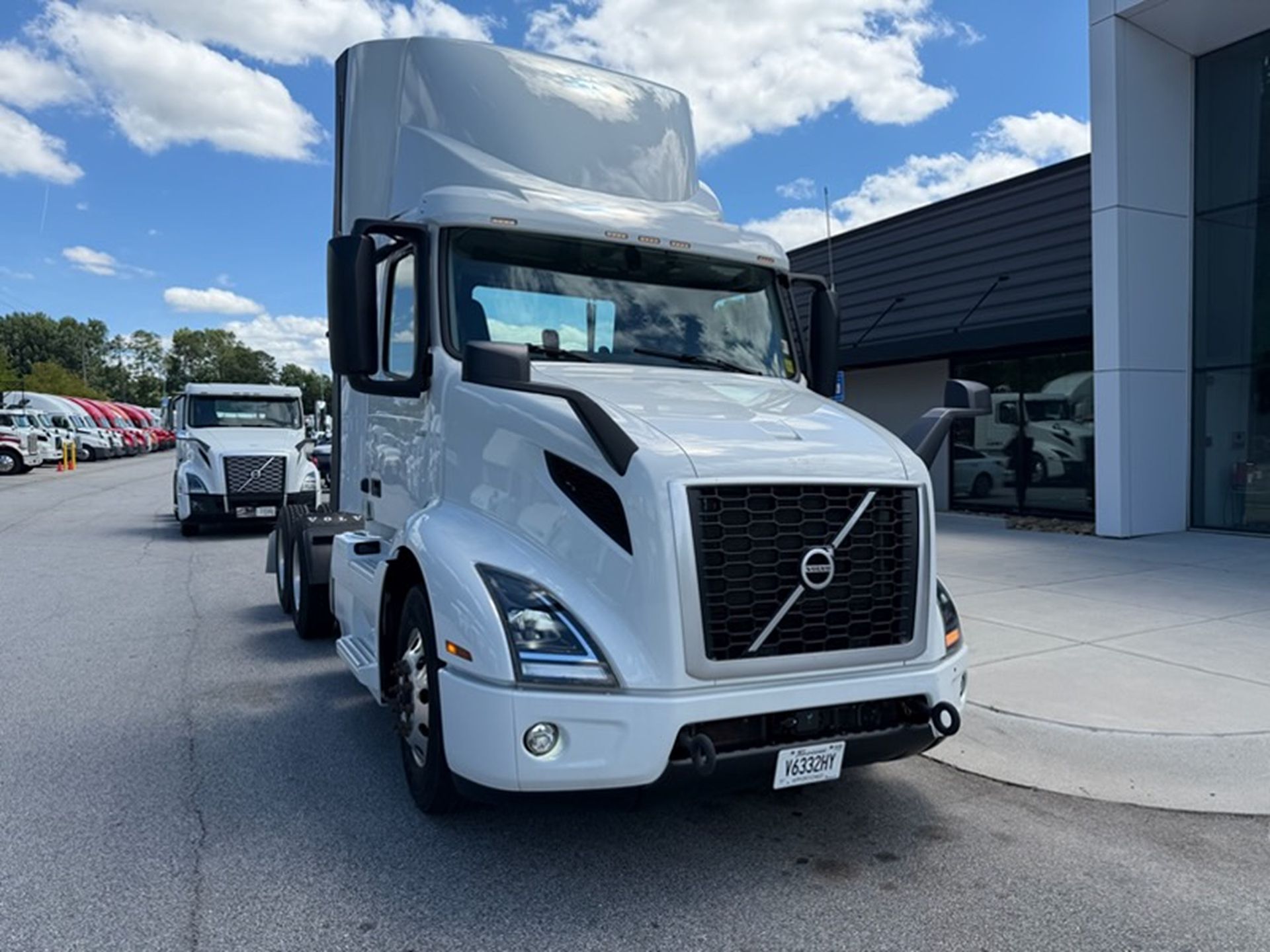 2025 Volvo VNR64T300