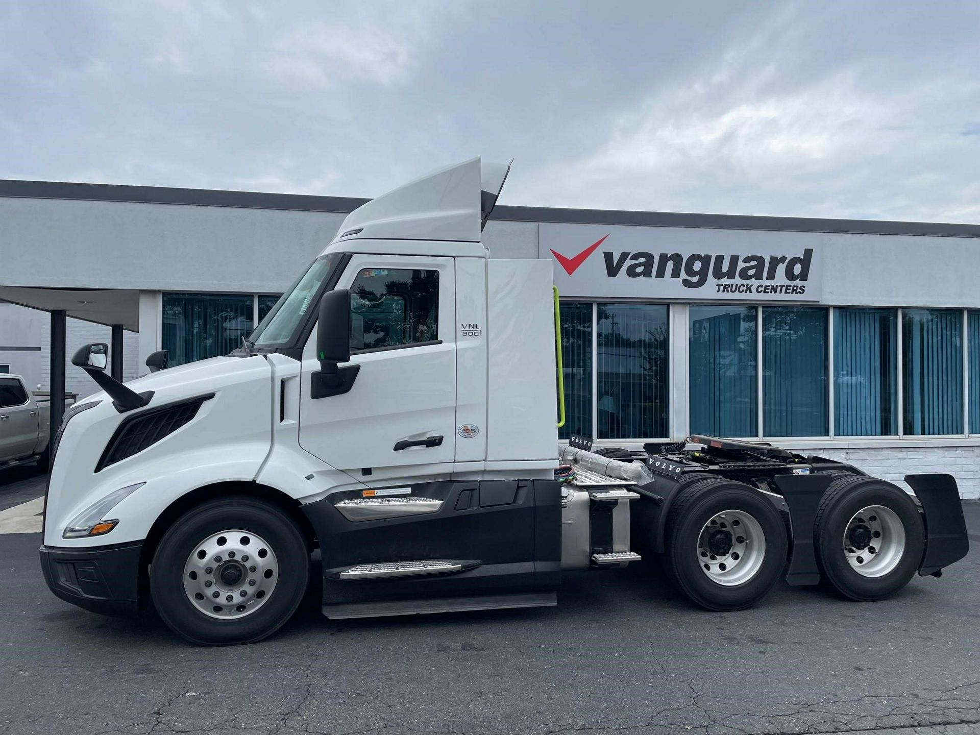2025 Volvo VNL64T300