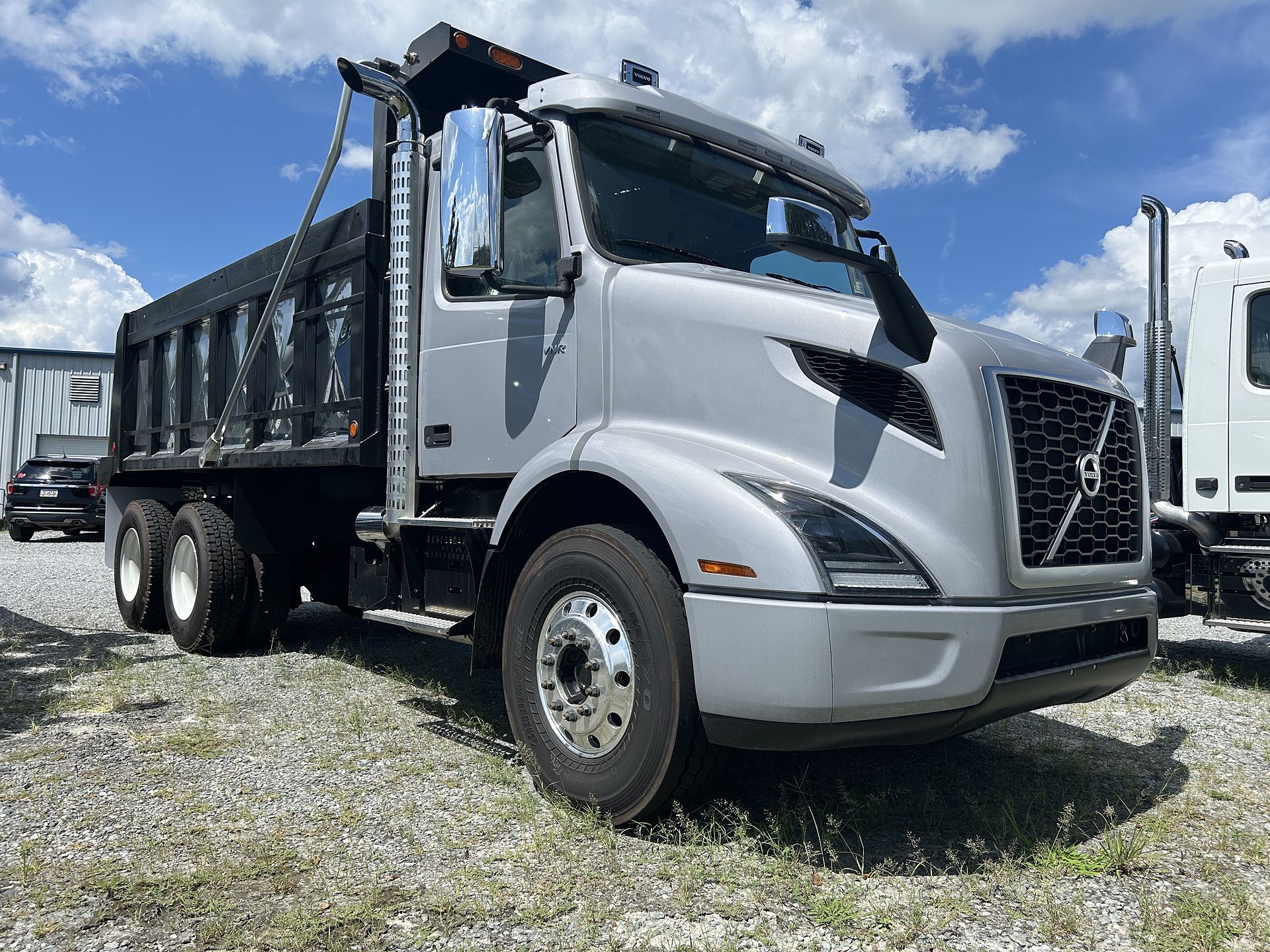 2025 Volvo VNR64300