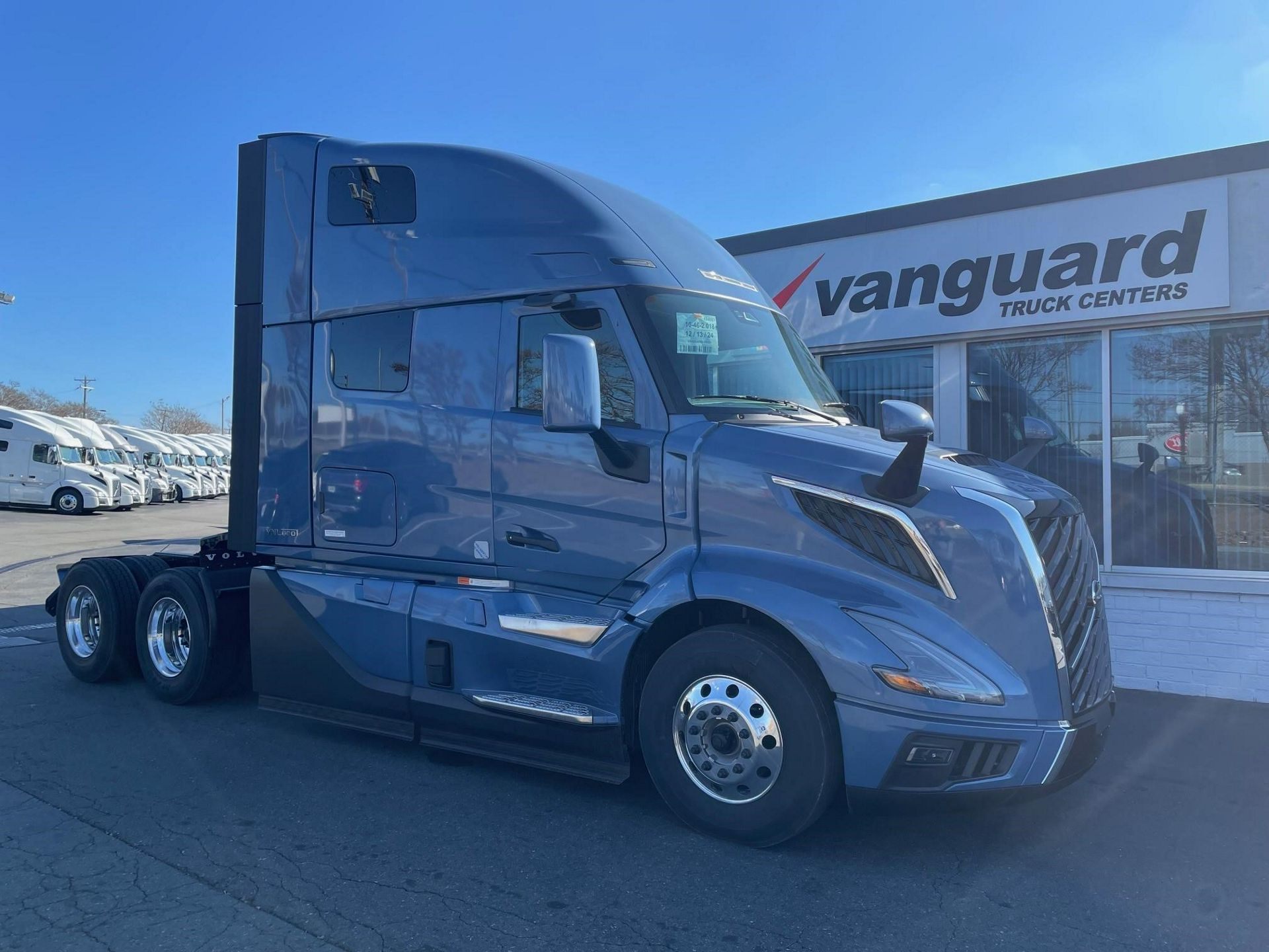 2025 Volvo VNL64T660