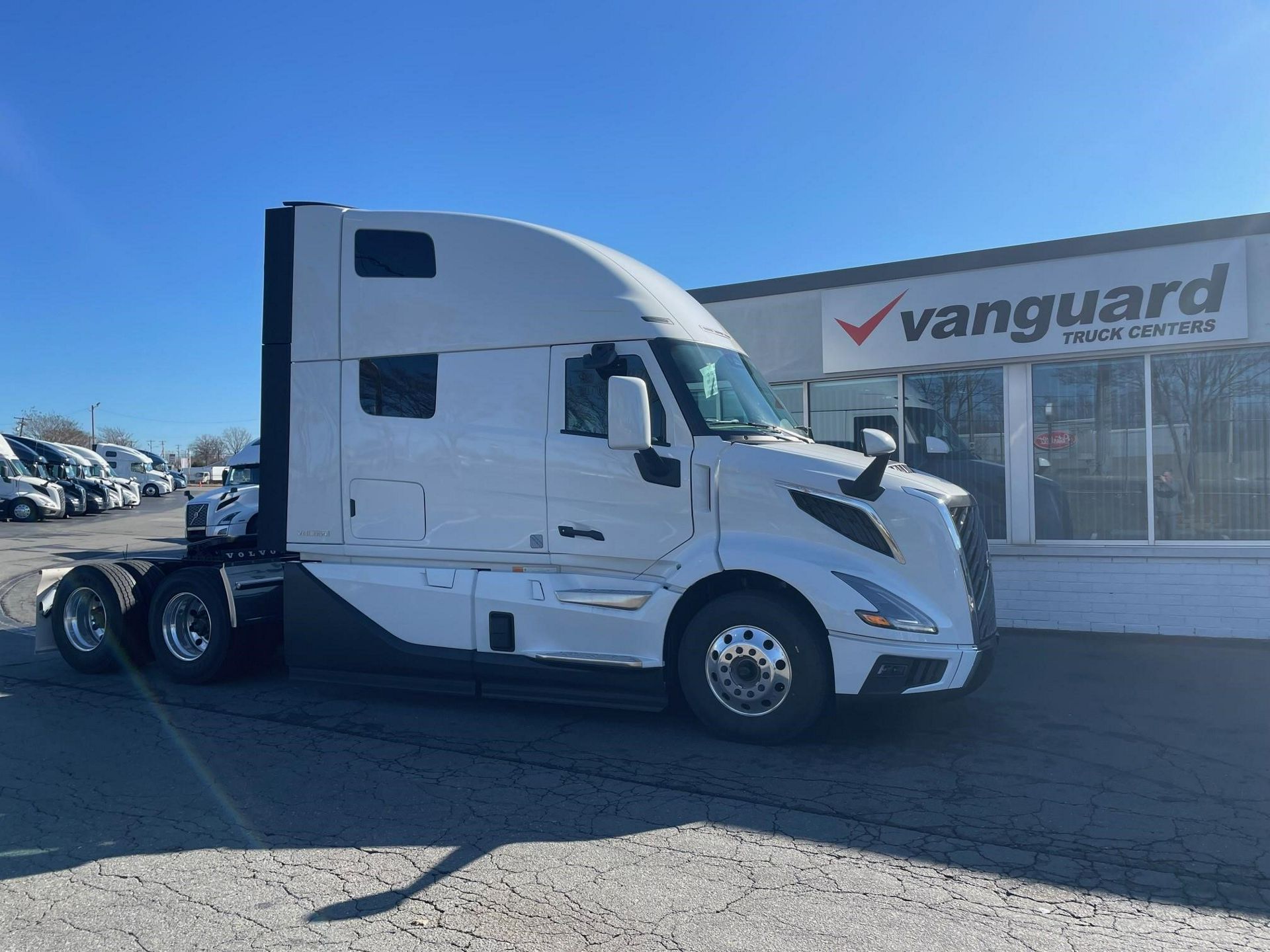 2025 Volvo VNL64T860