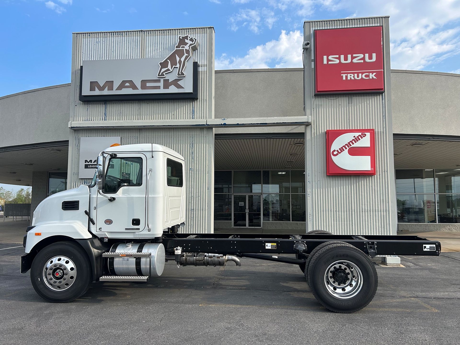 2027 Mack MD742