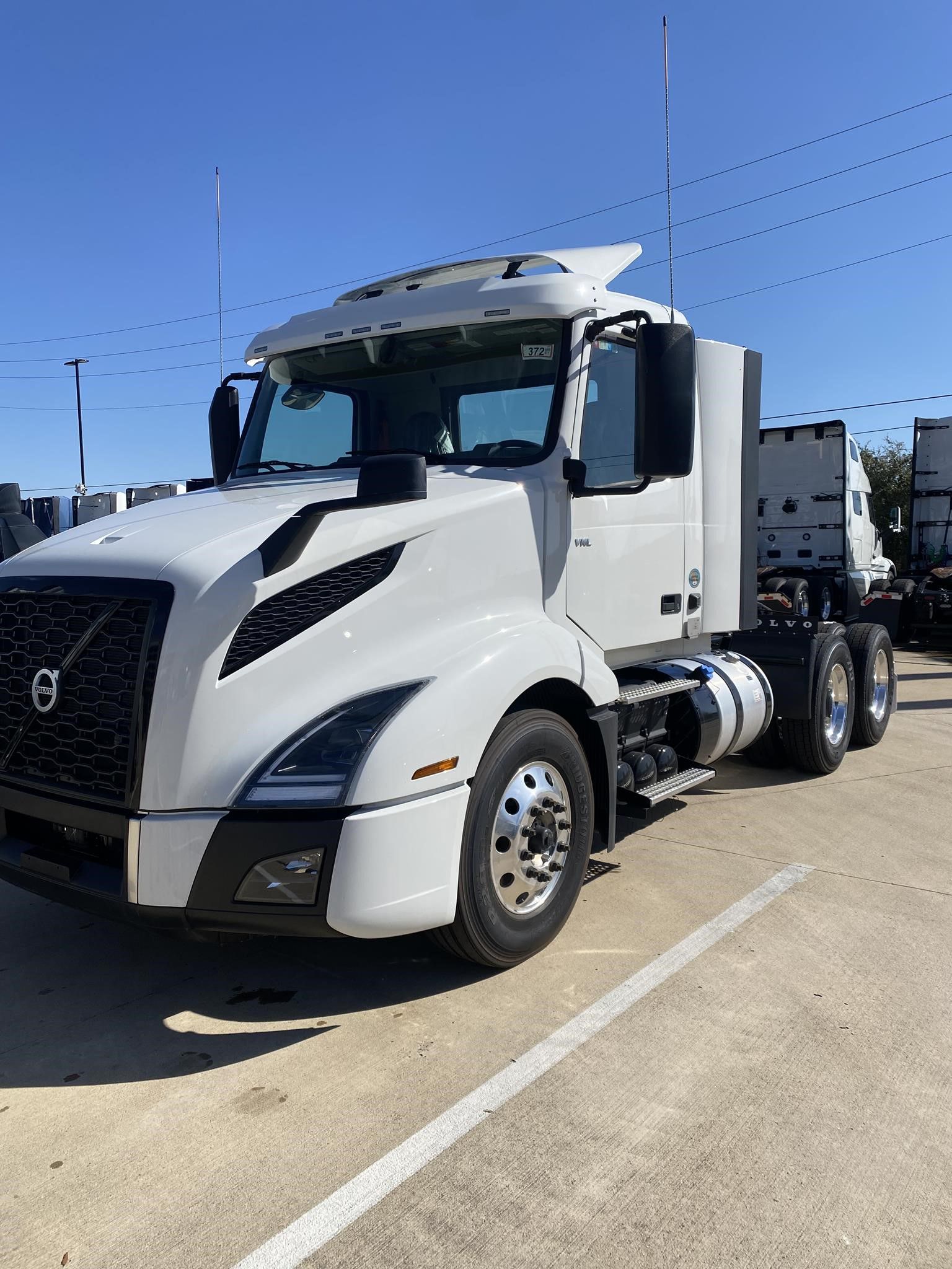 2025 Volvo VNL64T300