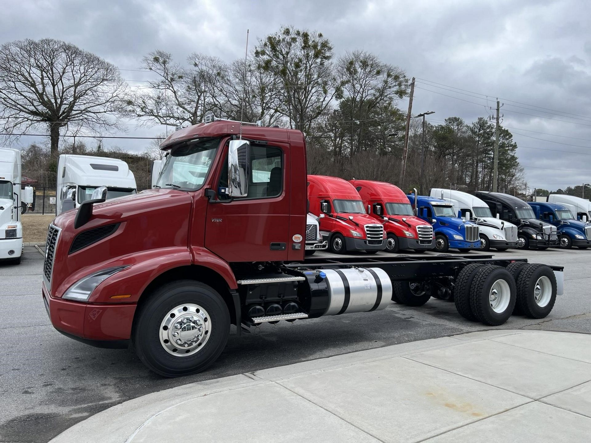 2025 Volvo VNR64300
