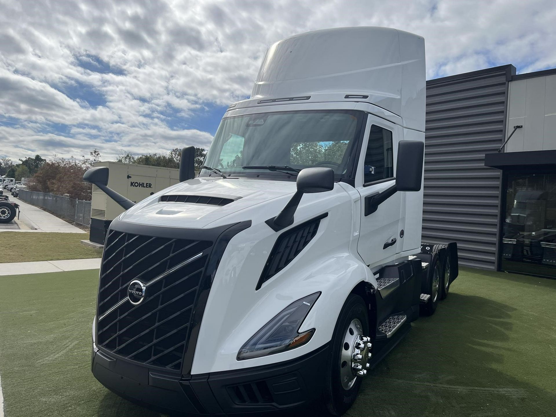 2025 Volvo VNL64T300