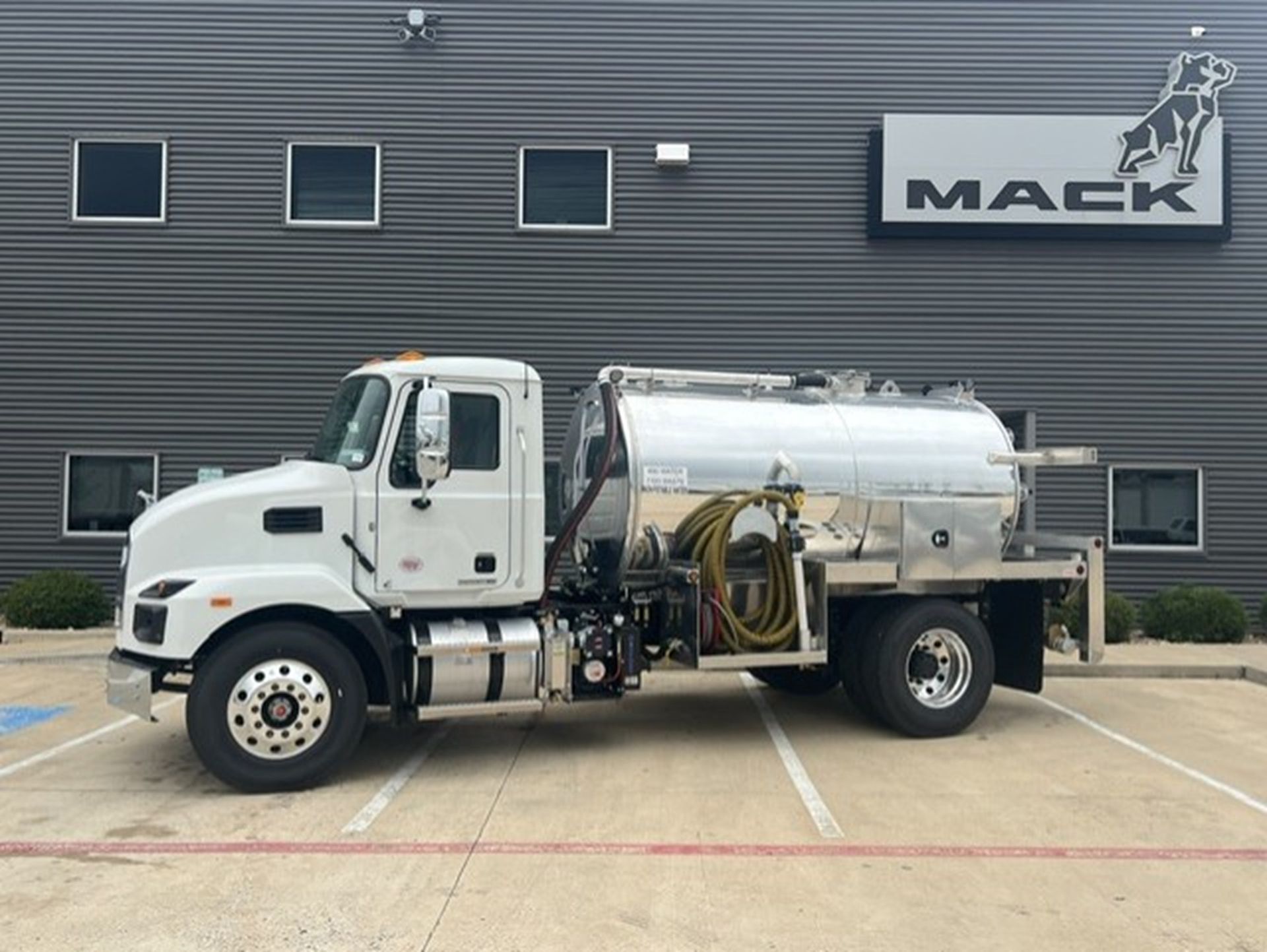 2027 Mack MD642